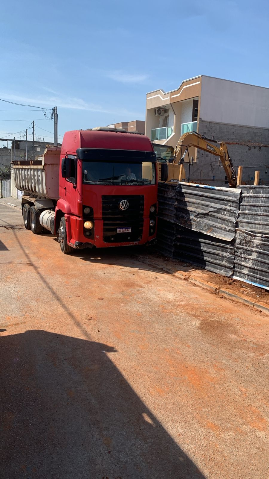 Canteiro de obras com equipamentos pesados
