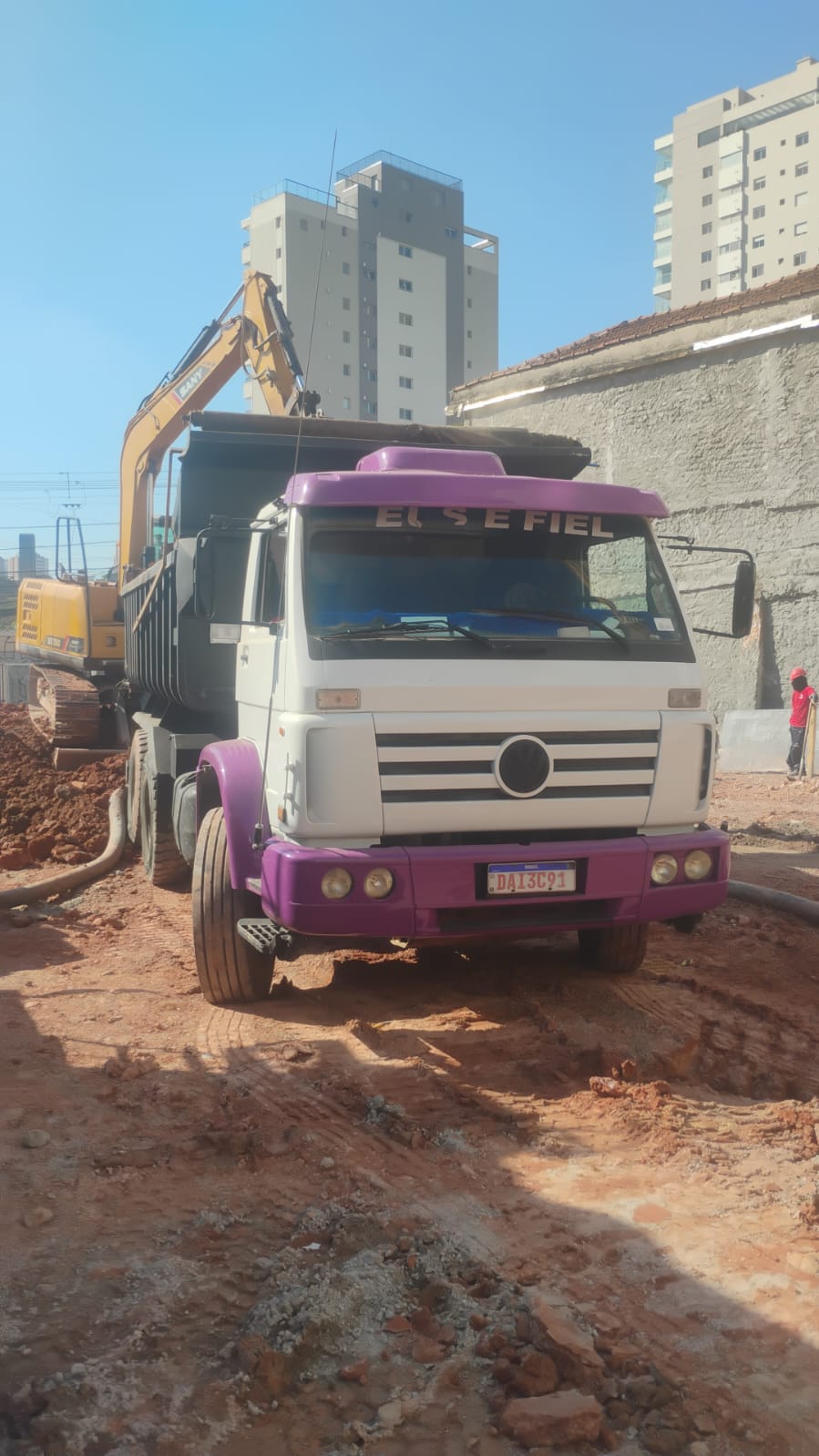 Máquinas pesadas trabalhando no terreno